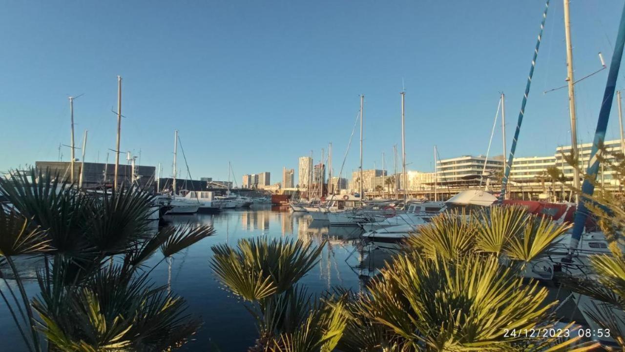 Waterfront Cozy Two Bedrooms Hotel en barco Barcelona